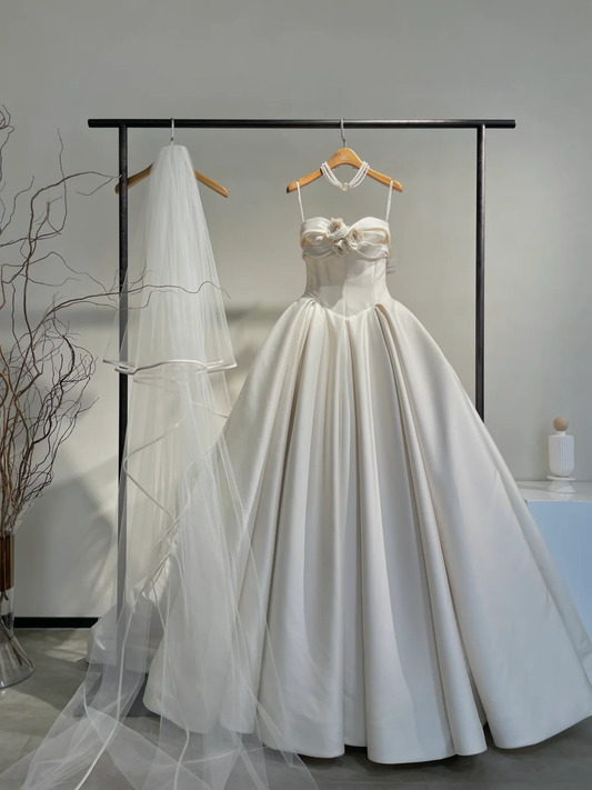 Robe de mariée élégante en satin à bretelles spaghetti et voile, longue, C4277