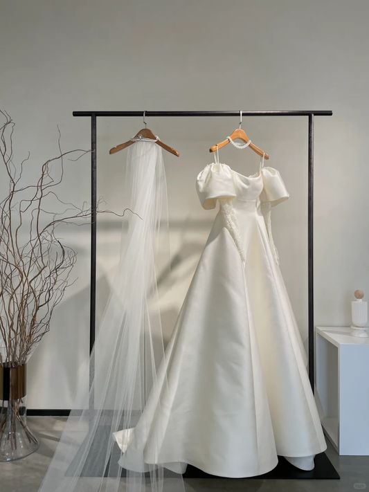 Robe de mariée longue élégante en satin à épaules dénudées et voile C4285