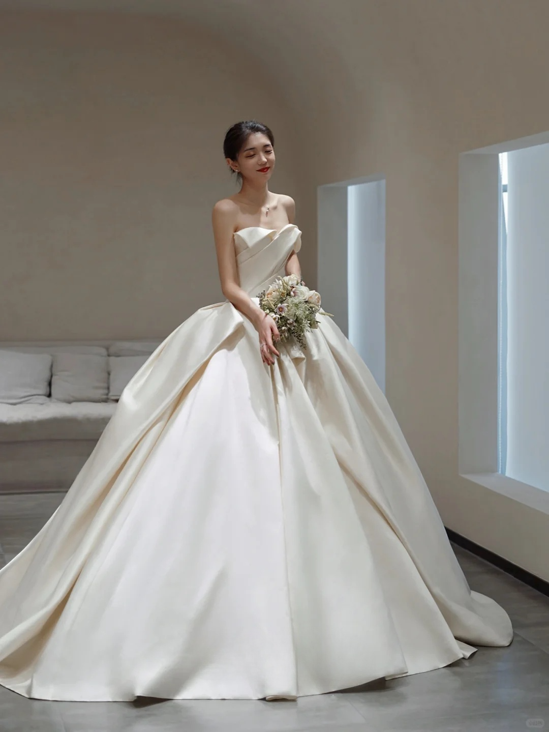 Robe de mariée longue en satin plissé, bustier, avec voile, C4286