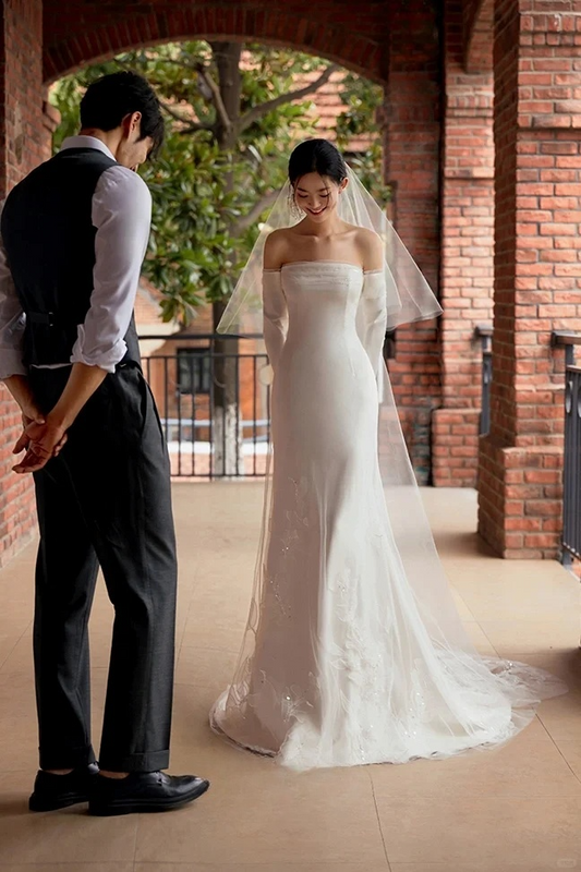 Robe de mariée longue élégante en satin, tulle et dentelle, sans bretelles, style sirène, avec voile, C4287
