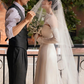 Robe de mariée longue élégante en satin, tulle et dentelle, sans bretelles, style sirène, avec voile, C4287