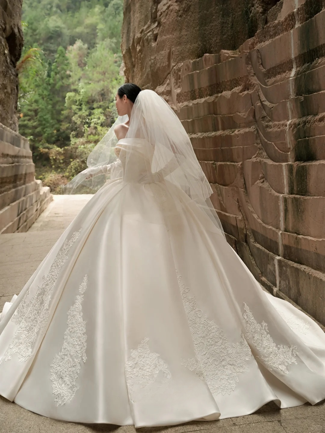 Robe de mariée élégante en satin, sans bretelles, avec des gants et un voile, longue, C4289