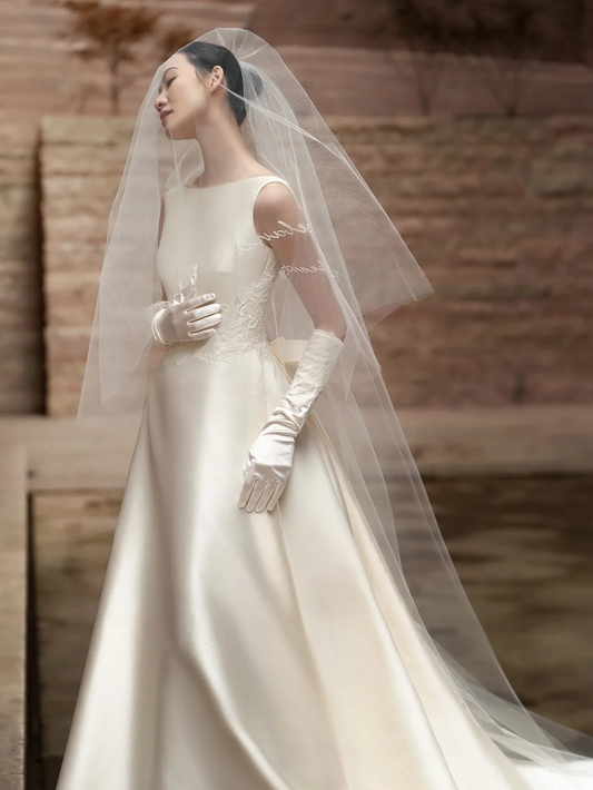 Robe de mariée longue en satin avec appliques et gants, dos nu, coupe trapèze, voile, C4290