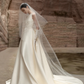 Robe de mariée longue en satin avec appliques et gants, dos nu, coupe trapèze, voile, C4290