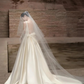 Robe de mariée longue en satin avec appliques et gants, dos nu, coupe trapèze, voile, C4290