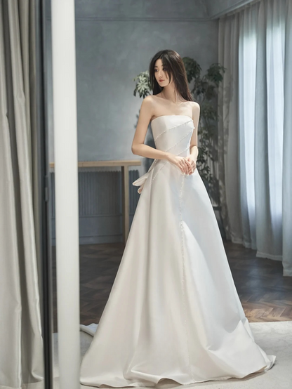 Élégante robe de mariée longue en satin, coupe trapèze, perlée et voile, C4291