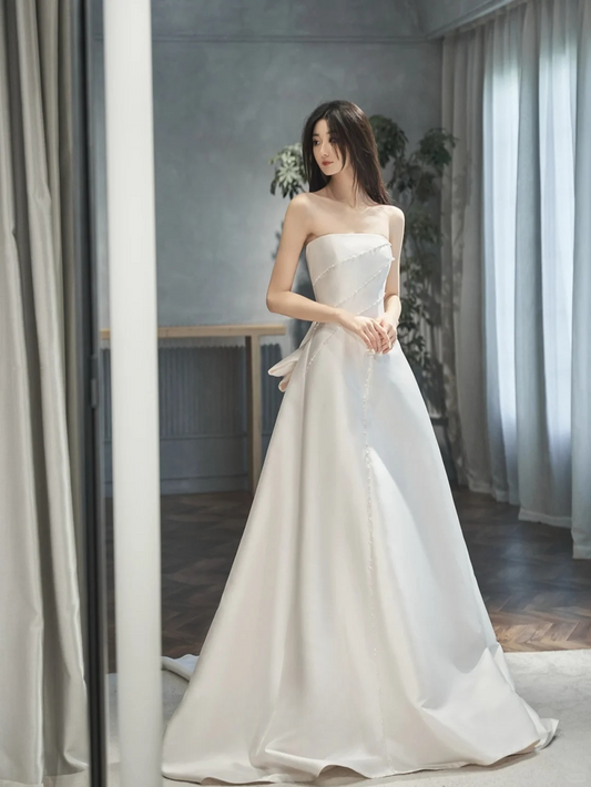 Élégante robe de mariée longue en satin, coupe trapèze, perlée et voile, C4291