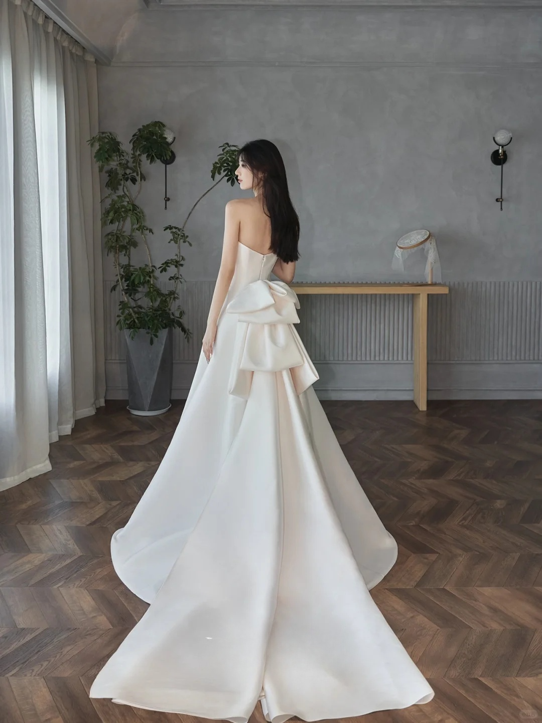 Élégante robe de mariée longue en satin, coupe trapèze, perlée et voile, C4291