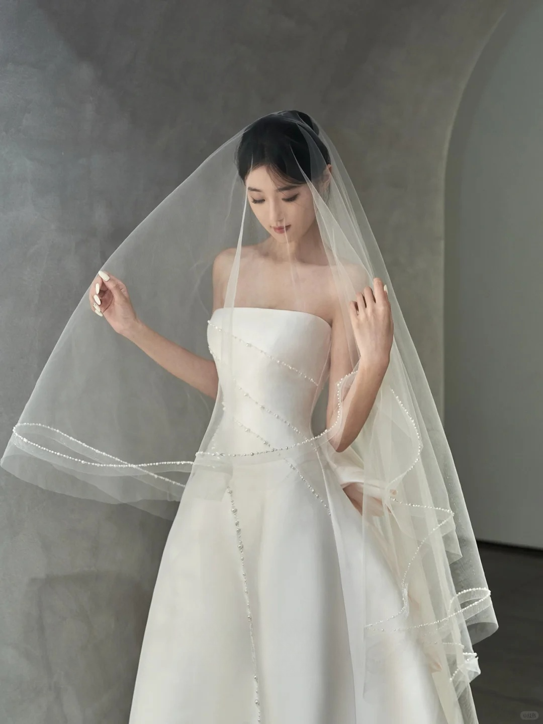 Élégante robe de mariée longue en satin, coupe trapèze, perlée et voile, C4291