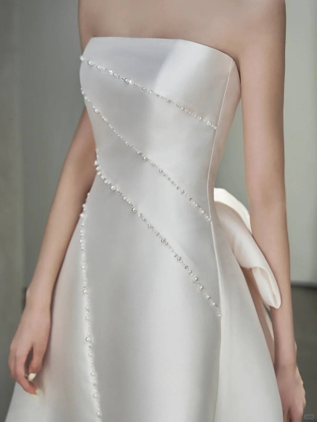 Élégante robe de mariée longue en satin, coupe trapèze, perlée et voile, C4291