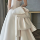 Élégante robe de mariée longue en satin, coupe trapèze, perlée et voile, C4291