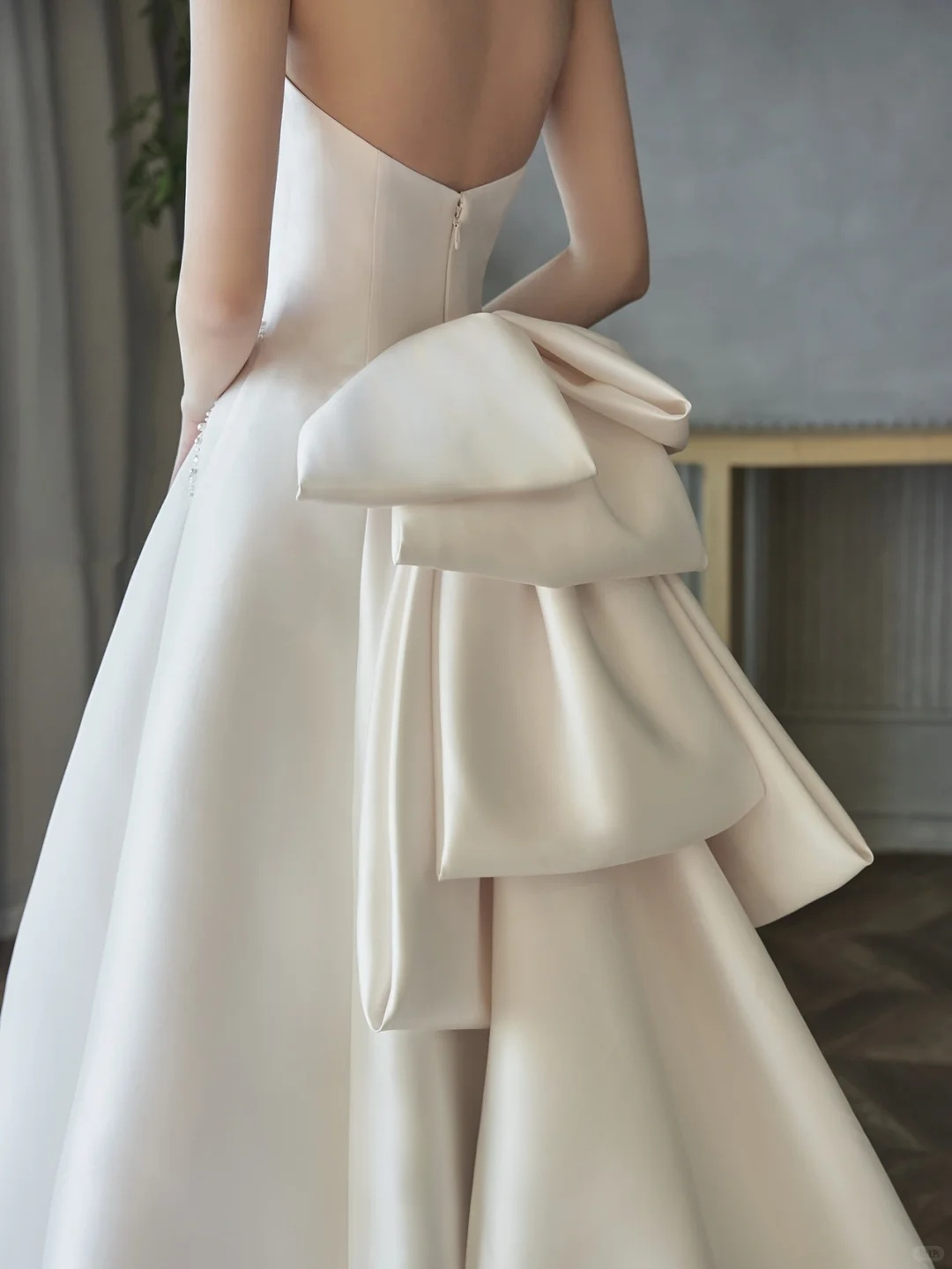Élégante robe de mariée longue en satin, coupe trapèze, perlée et voile, C4291