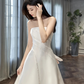 Élégante robe de mariée longue en satin, coupe trapèze, perlée et voile, C4291