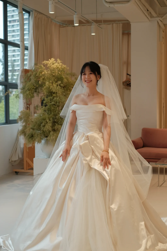 Robe de mariée longue élégante en satin et tulle, sans bretelles, avec voile, C4295
