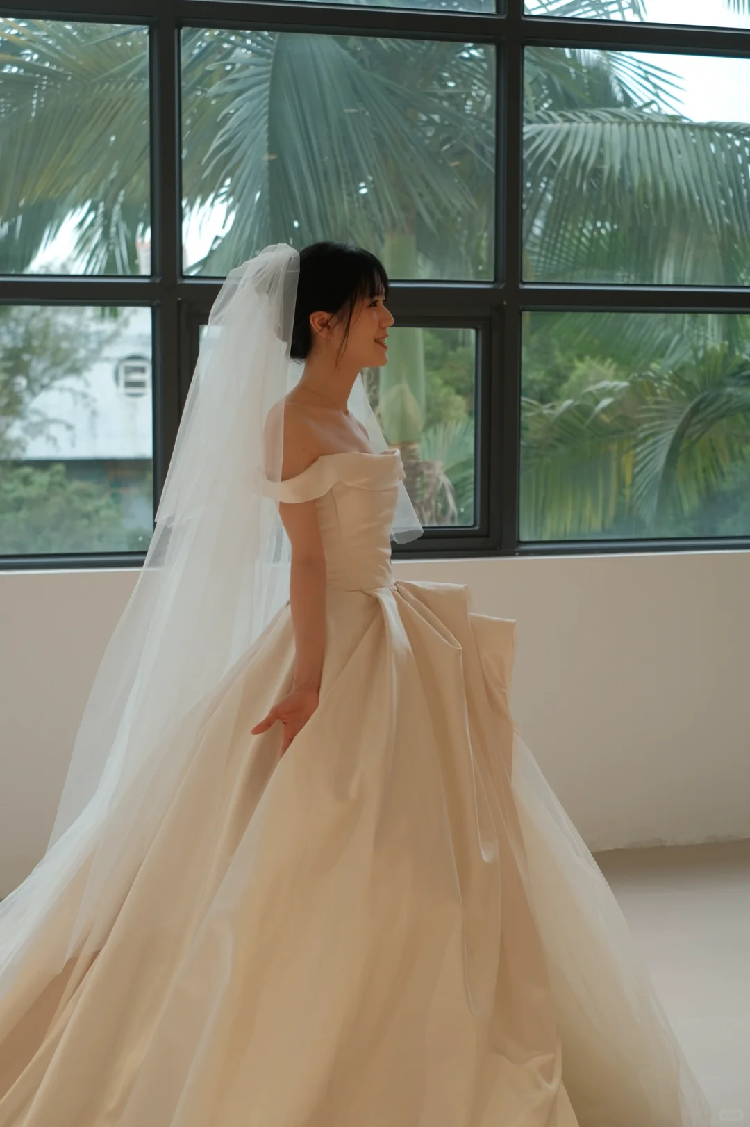 Robe de mariée longue élégante en satin et tulle, sans bretelles, avec voile, C4295
