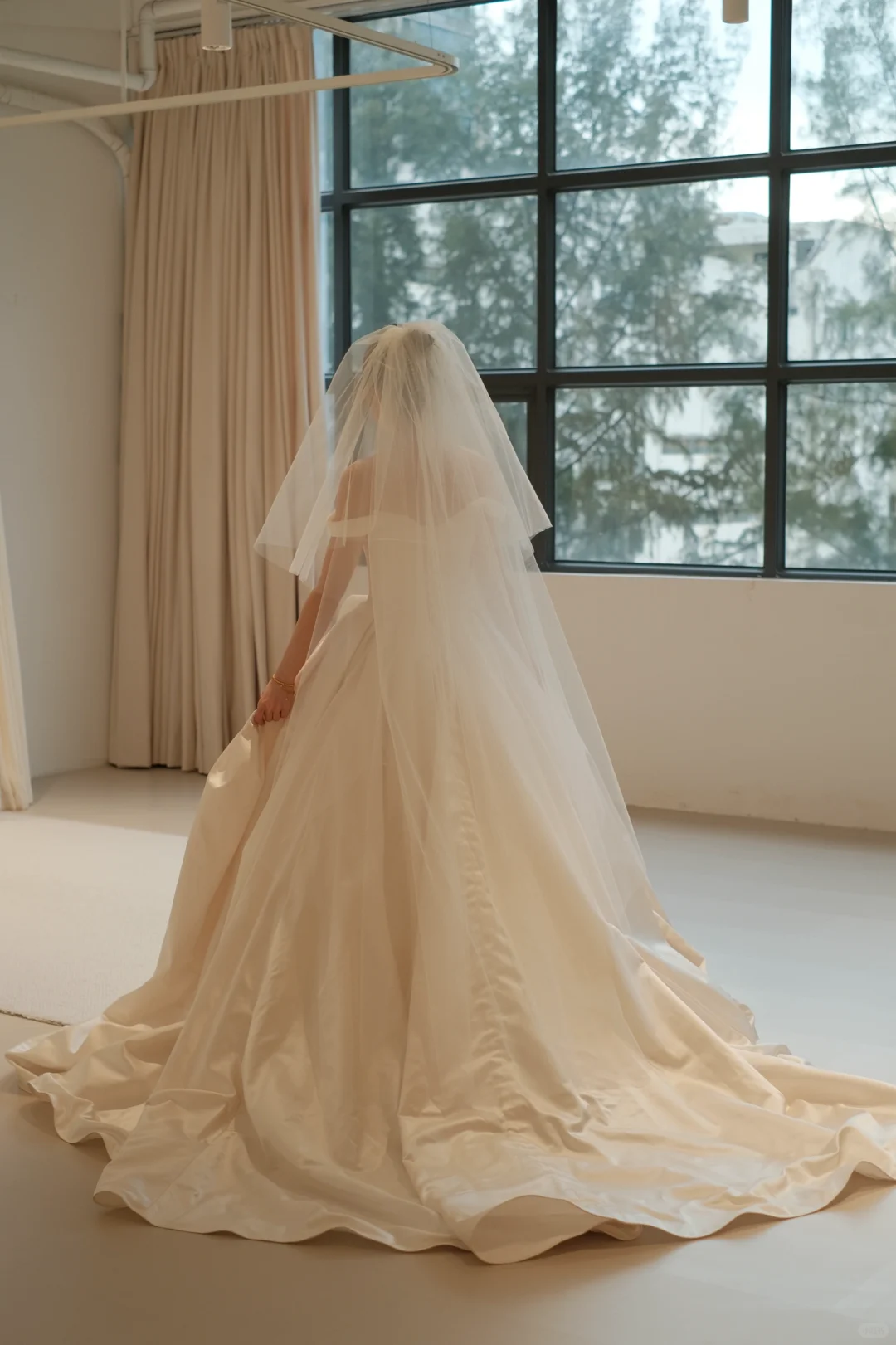 Robe de mariée longue élégante en satin et tulle, sans bretelles, avec voile, C4295