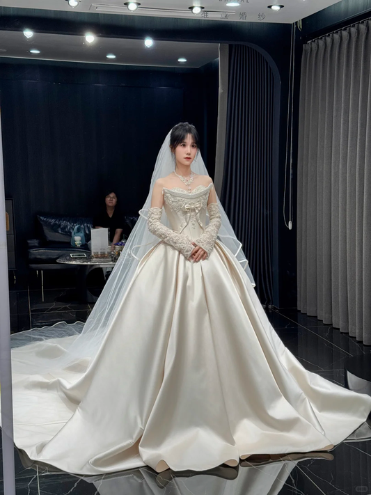 Robe de mariée longue bustier en satin avec appliques et manches en voile, style rêveur, C4300