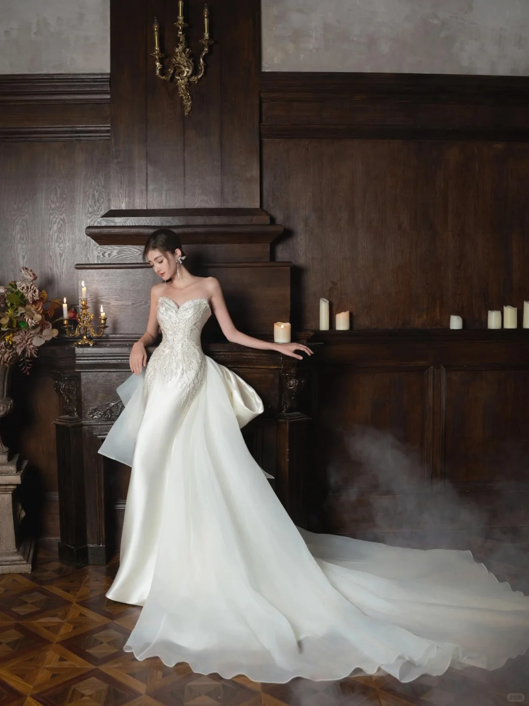 Robe de mariée longue sirène intemporelle sans bretelles en satin à sequins et perles C4304