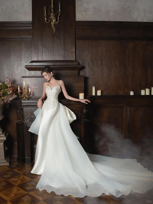 Robe de mariée longue sirène intemporelle sans bretelles en satin à sequins et perles C4304