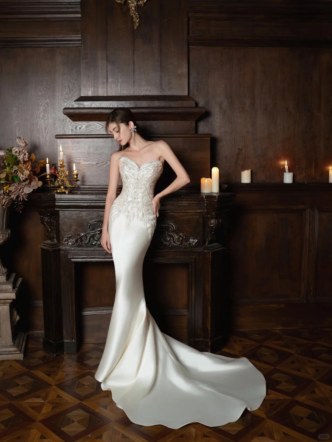 Robe de mariée longue sirène intemporelle sans bretelles en satin à sequins et perles C4304