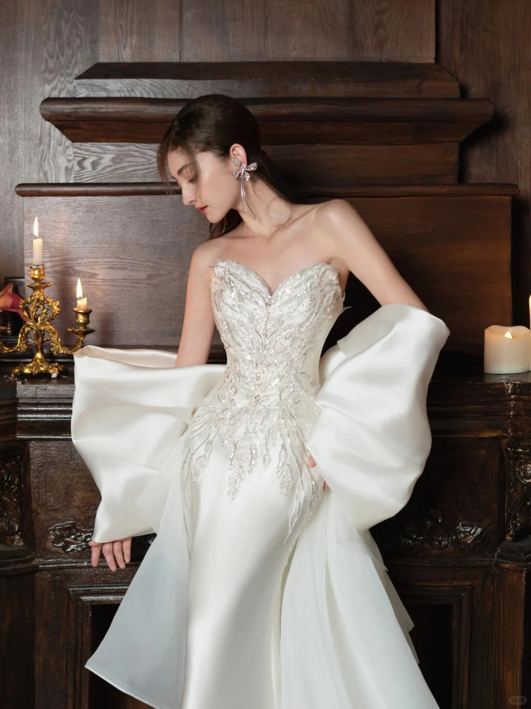 Robe de mariée longue sirène intemporelle sans bretelles en satin à sequins et perles C4304