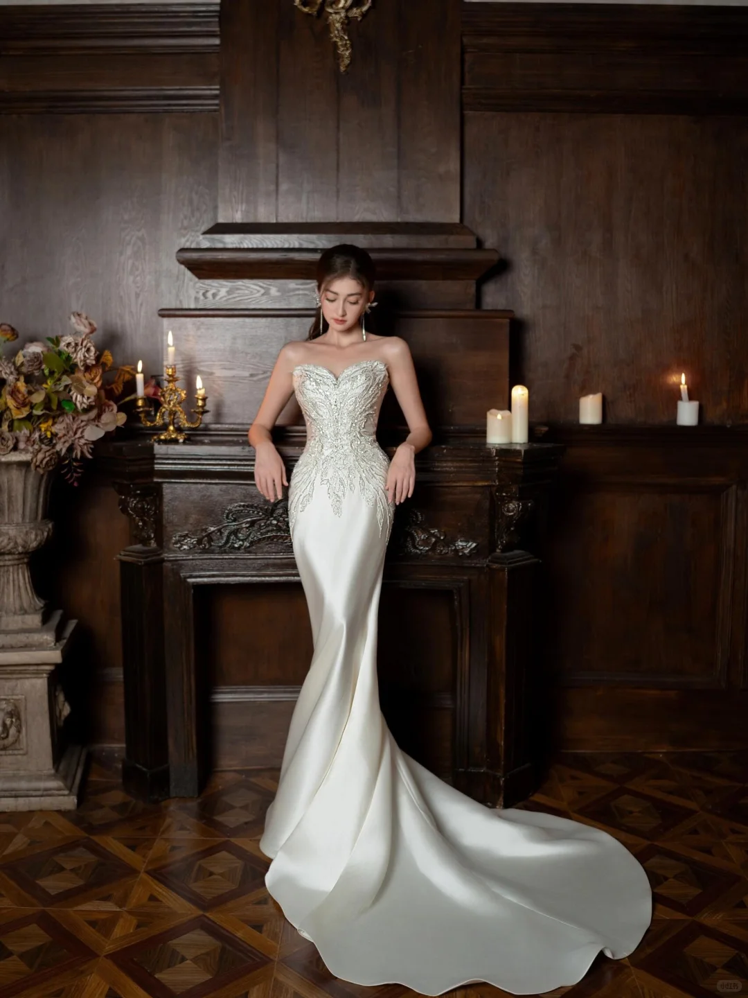 Robe de mariée longue sirène intemporelle sans bretelles en satin à sequins et perles C4304