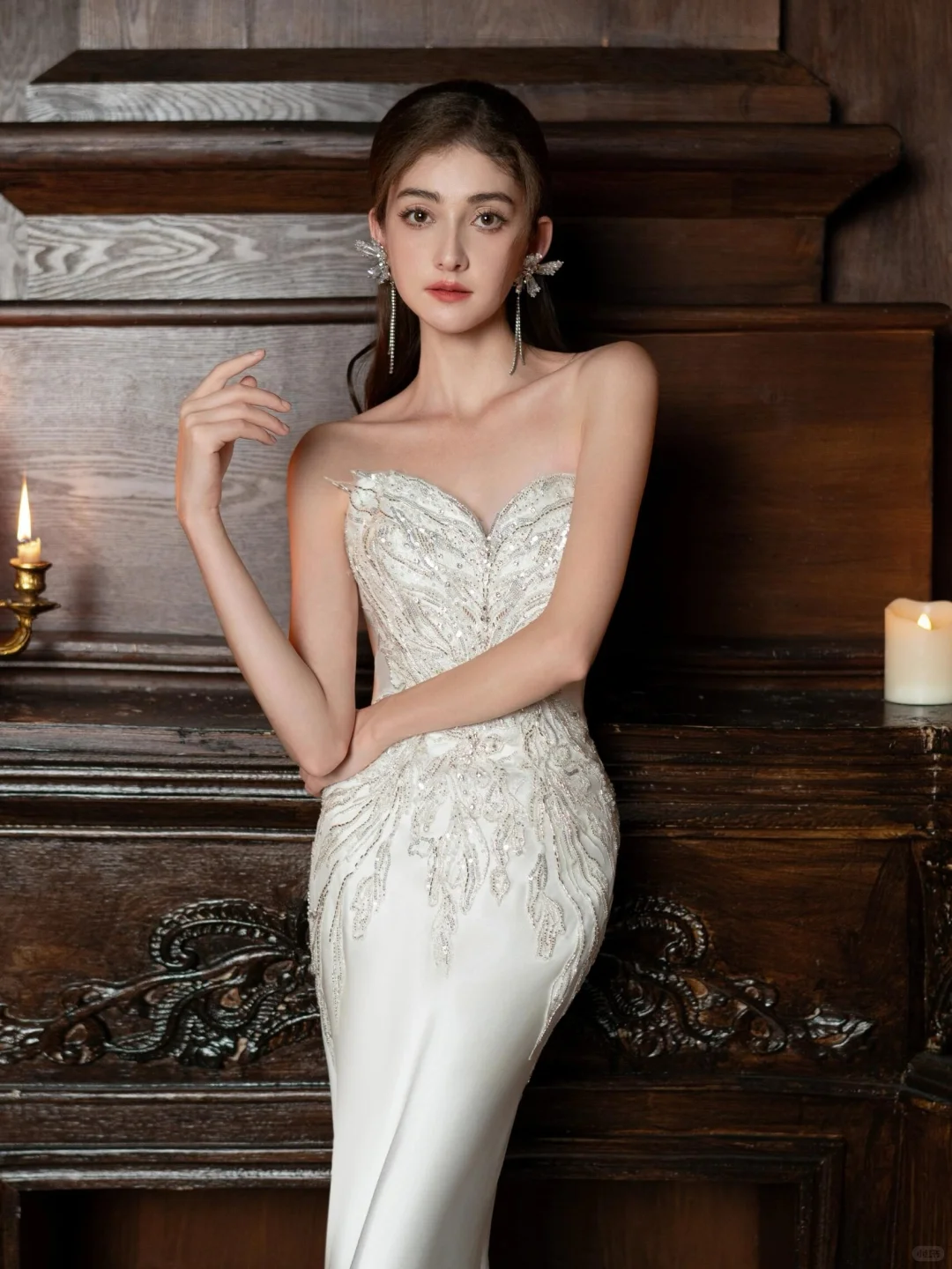 Robe de mariée longue sirène intemporelle sans bretelles en satin à sequins et perles C4304