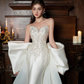 Robe de mariée longue sirène intemporelle sans bretelles en satin à sequins et perles C4304