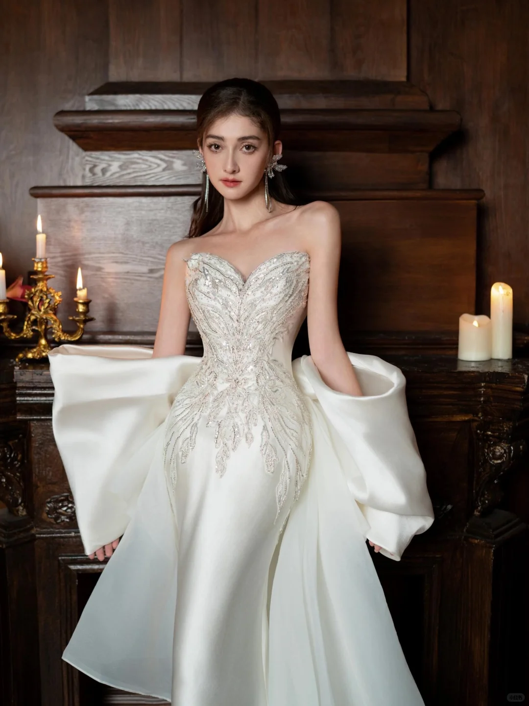 Robe de mariée longue sirène intemporelle sans bretelles en satin à sequins et perles C4304