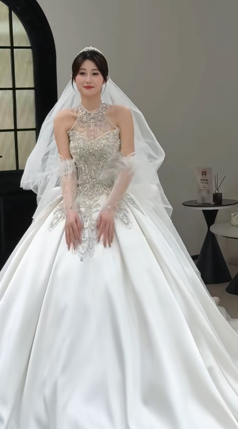 Robe de mariée longue en satin à sequins et perles, dos nu, style bal intemporel, avec voile, C4307