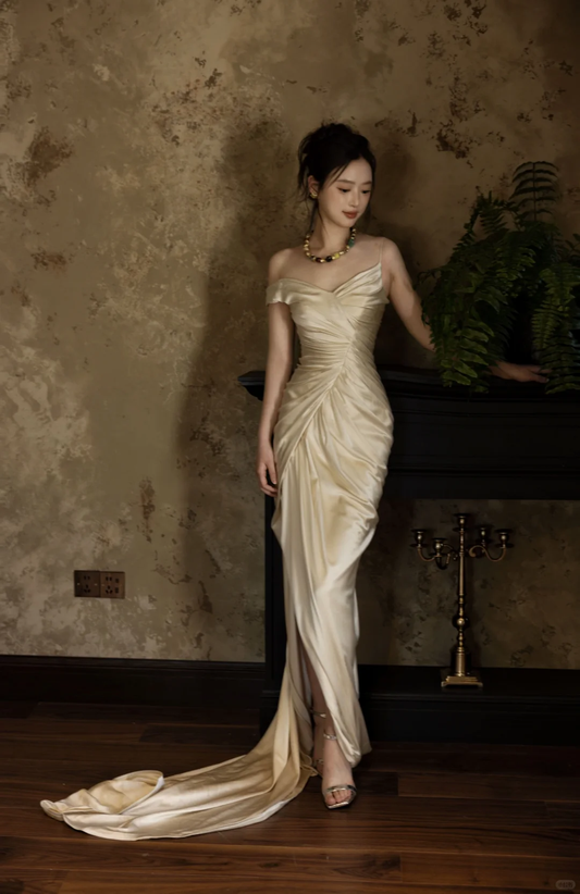 Robe de mariée longue plissée en satin à bretelles spaghetti et style sirène chic C4316