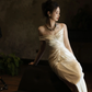 Robe de mariée longue plissée en satin à bretelles spaghetti et style sirène chic C4316