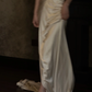 Robe de mariée longue plissée en satin à bretelles spaghetti et style sirène chic C4316