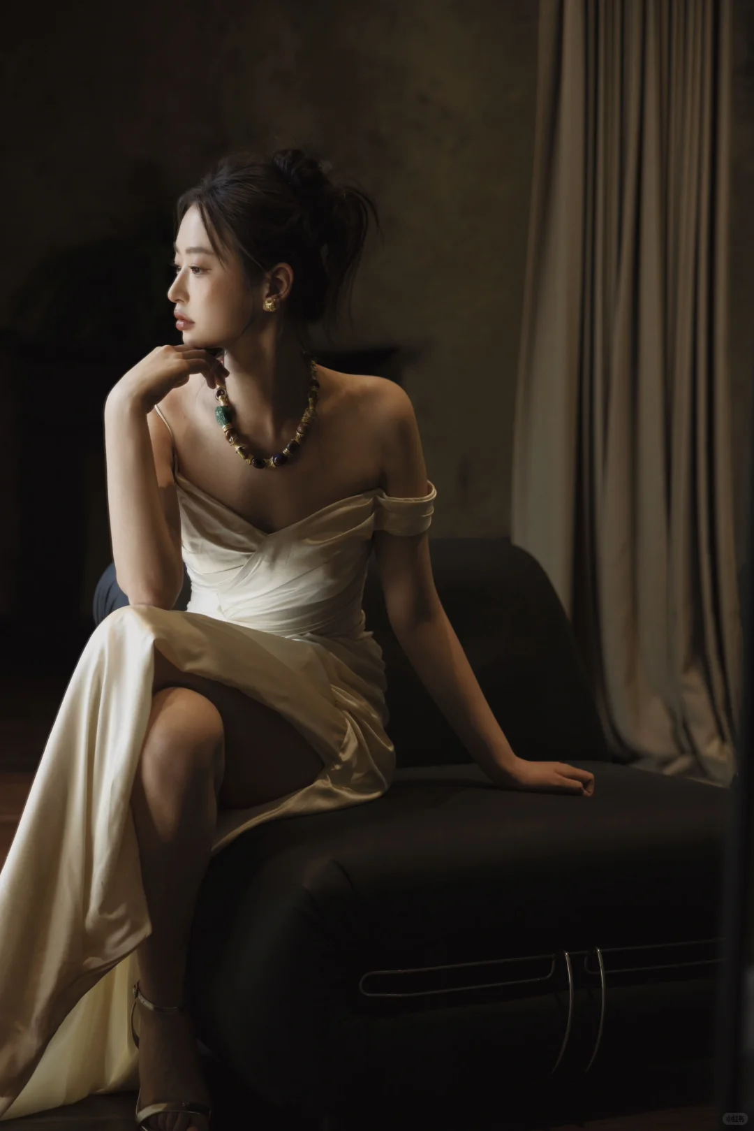 Robe de mariée longue plissée en satin à bretelles spaghetti et style sirène chic C4316
