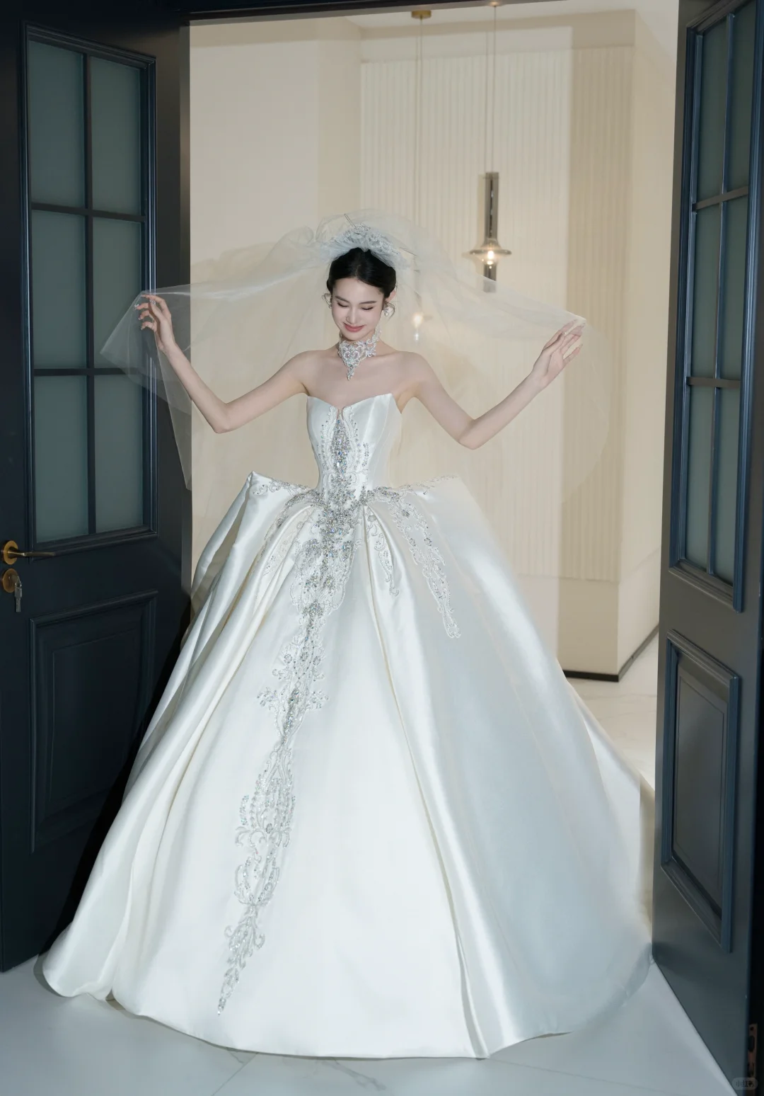 Robe de mariée longue bustier en satin à sequins et perles, style bal intemporel, avec voile, C4323