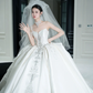 Robe de mariée longue bustier en satin à sequins et perles, style bal intemporel, avec voile, C4323