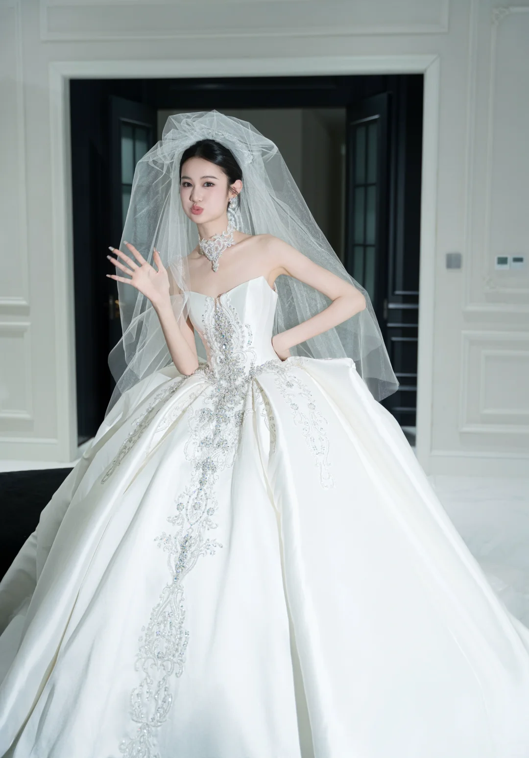Robe de mariée longue bustier en satin à sequins et perles, style bal intemporel, avec voile, C4323