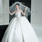 Robe de mariée longue bustier en satin à sequins et perles, style bal intemporel, avec voile, C4323