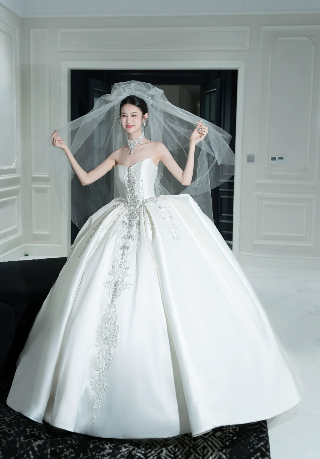 Robe de mariée longue bustier en satin à sequins et perles, style bal intemporel, avec voile, C4323