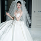 Robe de mariée longue bustier en satin à sequins et perles, style bal intemporel, avec voile, C4323