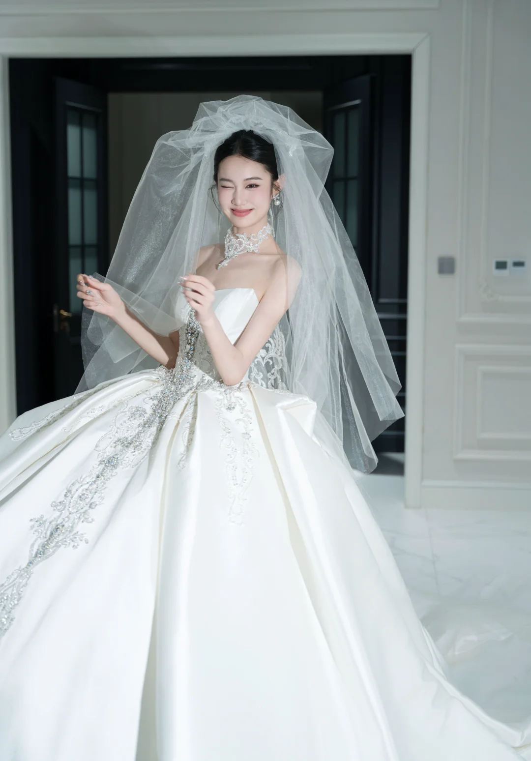 Robe de mariée longue bustier en satin à sequins et perles, style bal intemporel, avec voile, C4323