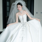 Robe de mariée longue bustier en satin à sequins et perles, style bal intemporel, avec voile, C4323
