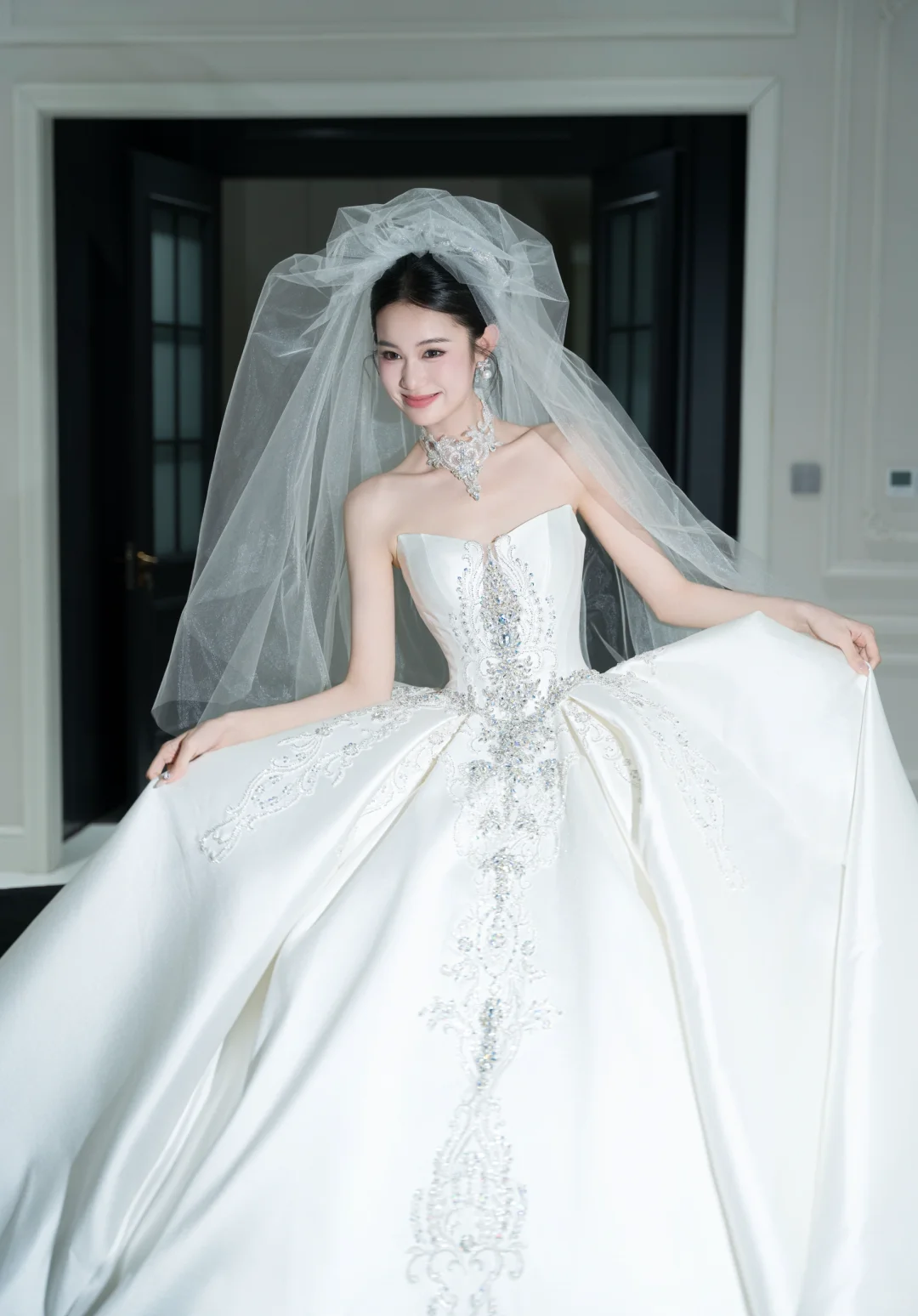 Robe de mariée longue bustier en satin à sequins et perles, style bal intemporel, avec voile, C4323