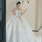 Robe de mariée longue bustier en satin à sequins et perles, style bal intemporel, avec voile, C4323