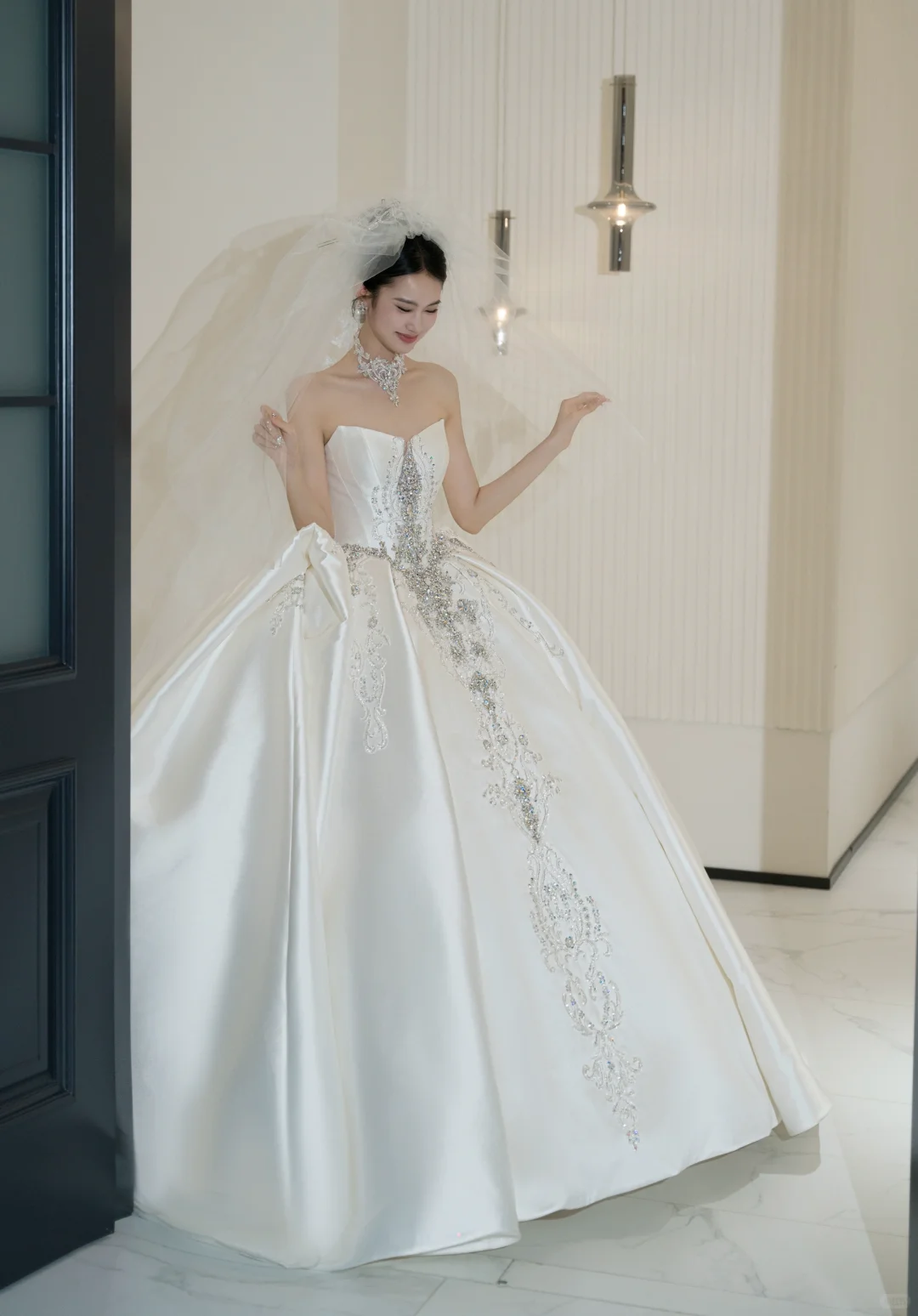 Robe de mariée longue bustier en satin à sequins et perles, style bal intemporel, avec voile, C4323
