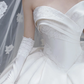 Robe de mariée longue en satin, bustier, avec appliques et gants, voile, C4324