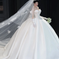Robe de mariée longue en satin, bustier, avec appliques et gants, voile, C4324