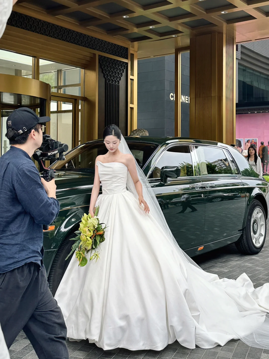 Robe de mariée longue élégante en satin sans bretelles avec voile C4326
