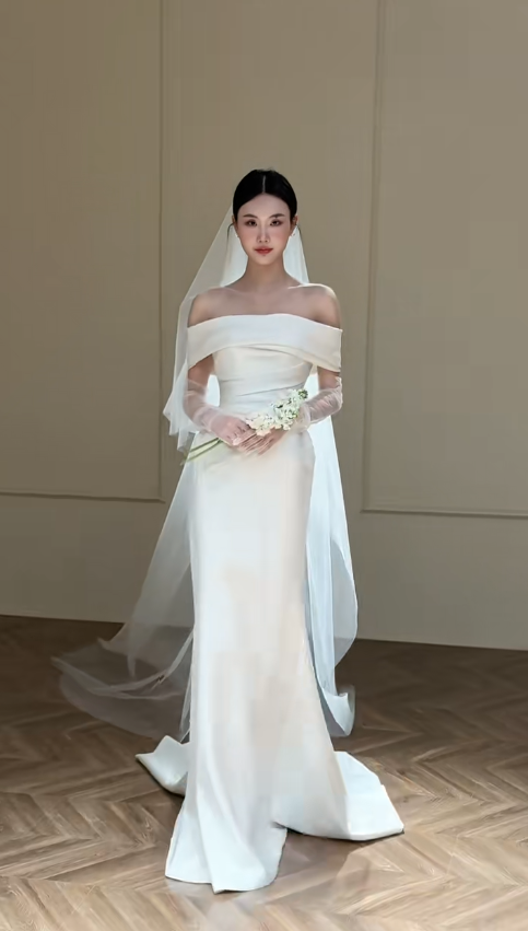 Robe de mariée sirène élégante en satin à épaules dénudées et voile avec gants C4327