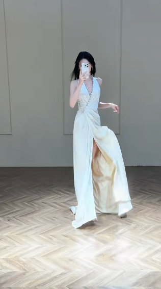 Robe de mariée longue en satin à col licou et fente, coupe trapèze, C4329